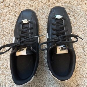 Classic CORTEZ ‘72 Nike Black/White Sneakers 5 1/2 big boys Historic meaning